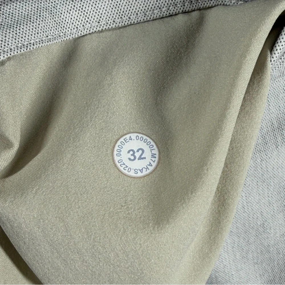 Lululemon Athletica Men's Soft Gray Flat Front Shorts